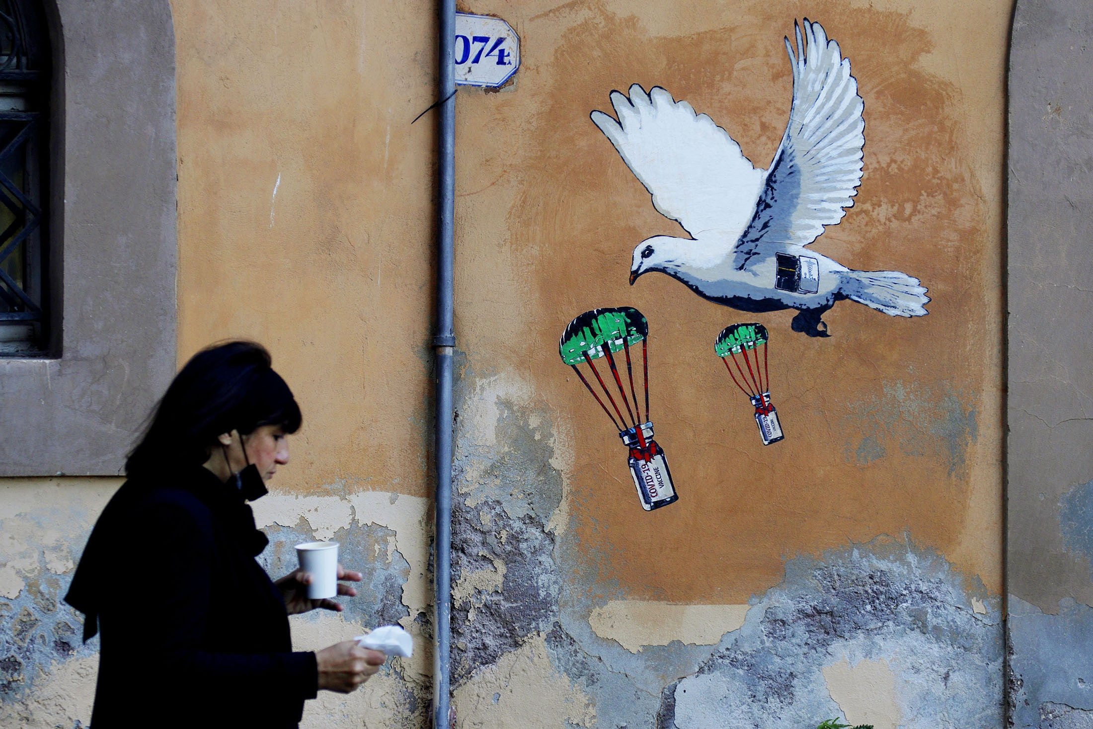 aşı fırlatan beyaz güvercin, sokak sanatı