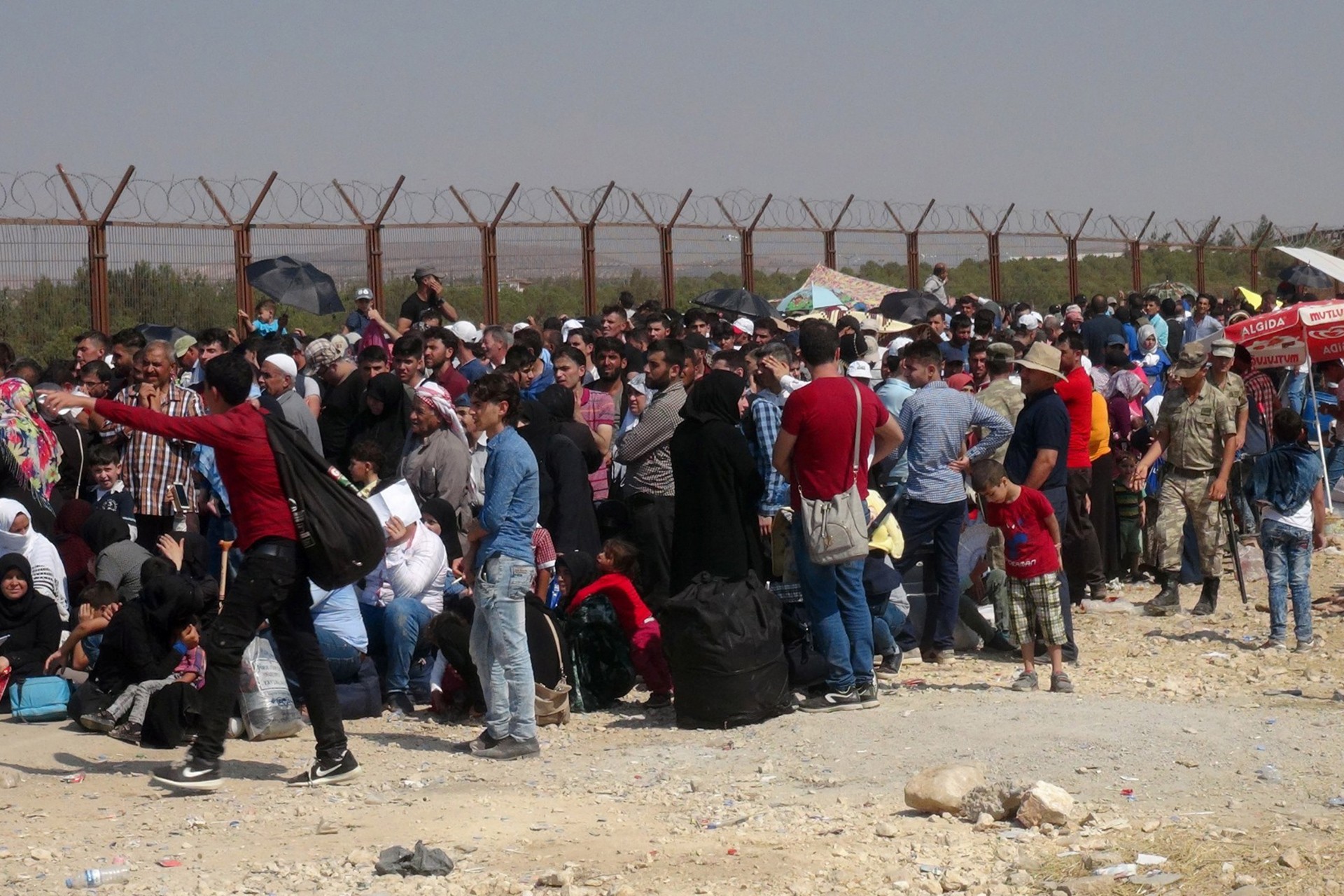Sınırı geçmeyi bekleyen göçmenler