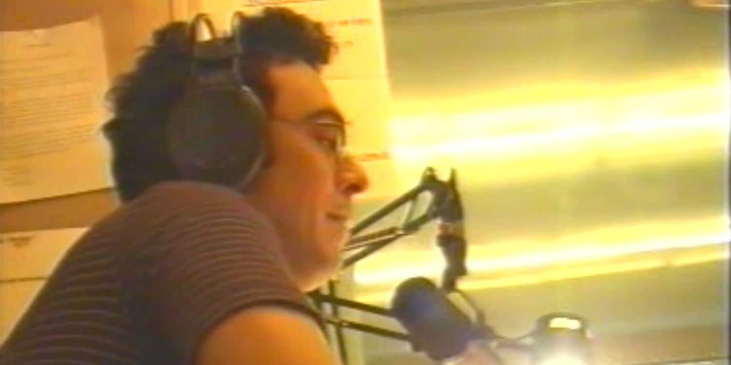 Cem Madra Açık Radyo stüdyosunda mikrofon başında