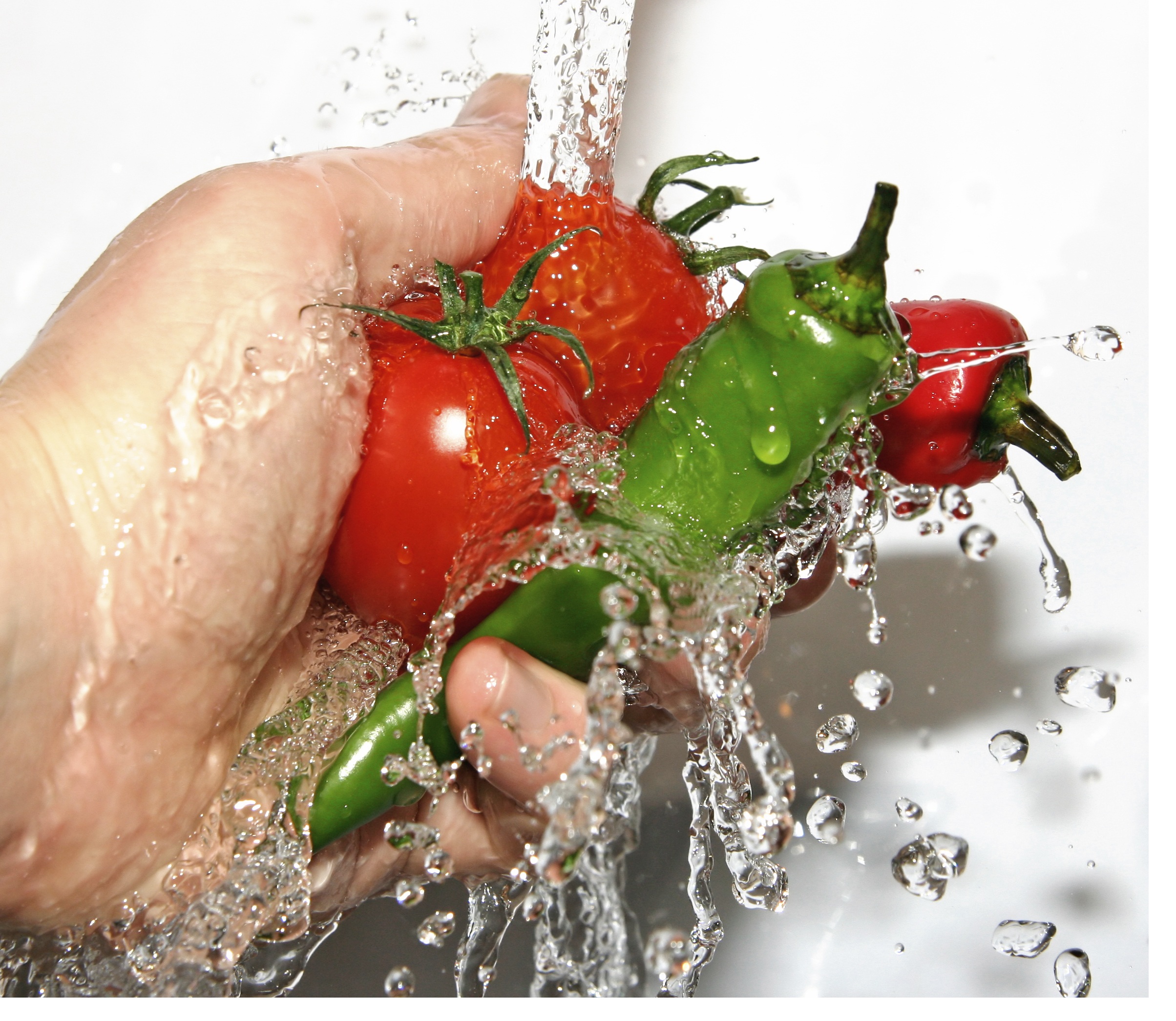 Фрукты надо мыть. Мытье фруктов. Мытые овощи и фрукты. Фрукты под струей воды. Мытье овощей.