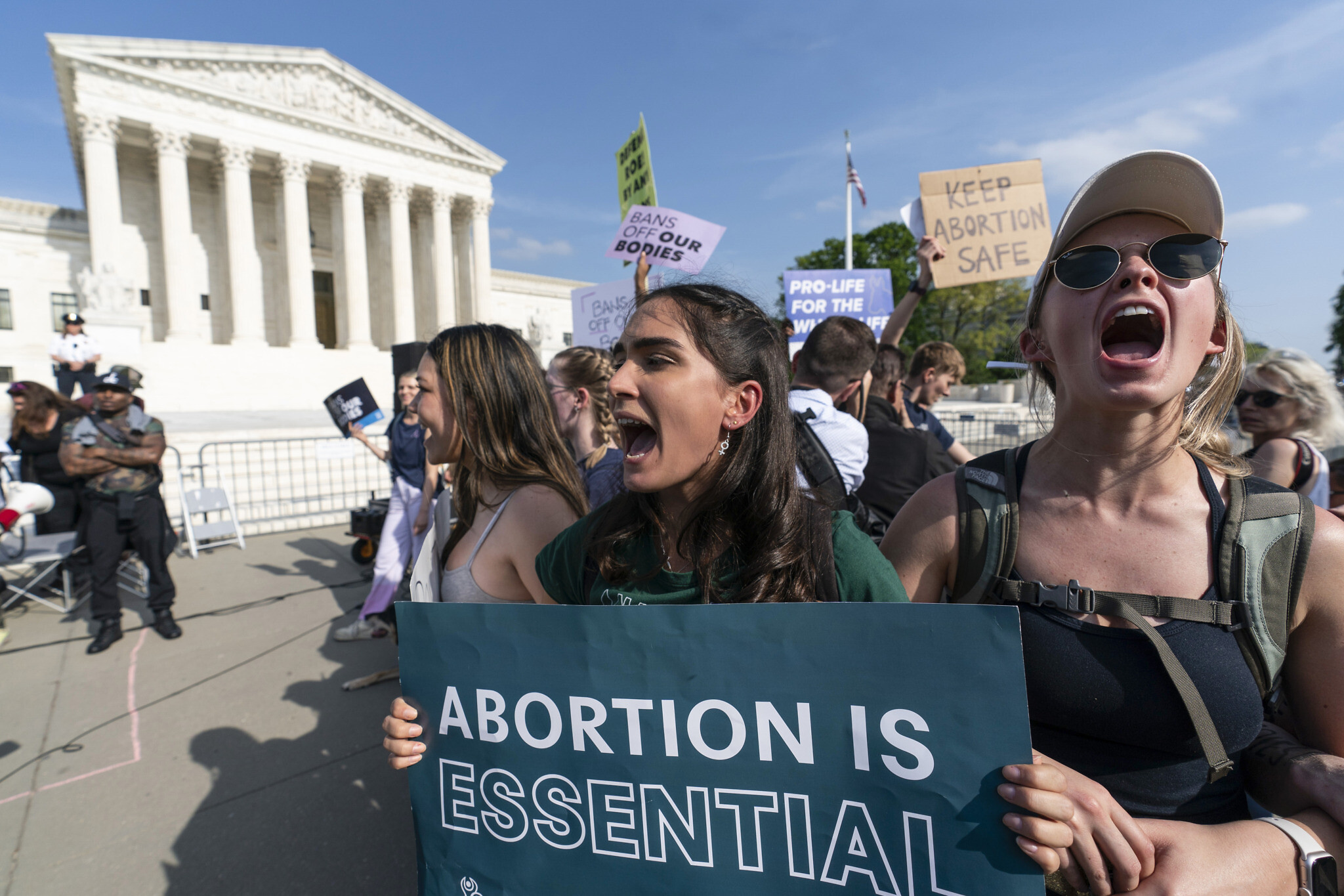 ABD'de Yüksek Mahkeme önünde protesto yapan kadınlar