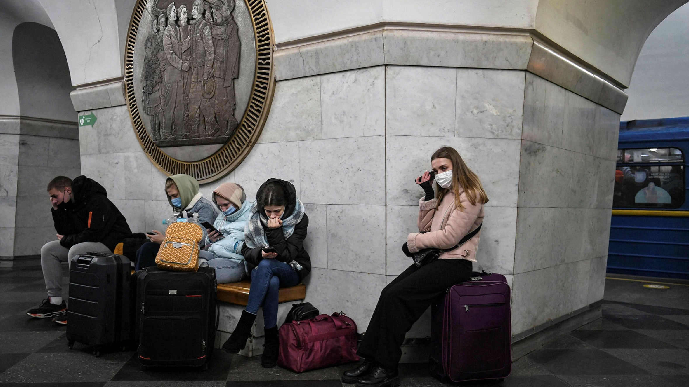 ukrayna'da metro durağına sığınmış insnalar