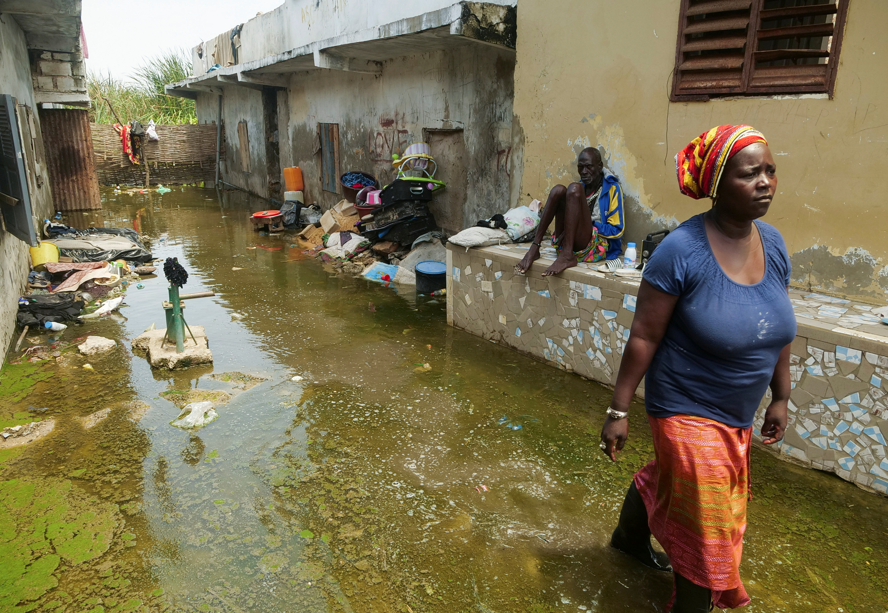 Afrika'da su basmış bir gecekondu mahallesi