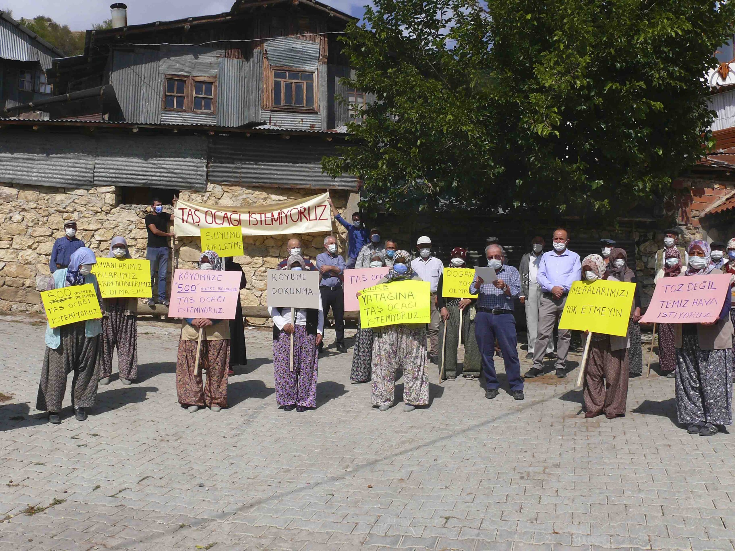 Köyde taş ocağı karşıtı eylem yapan yerel aktivistler
