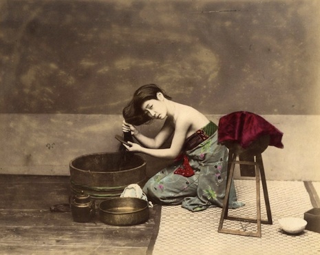 saçlarını yıkayan japon kadın