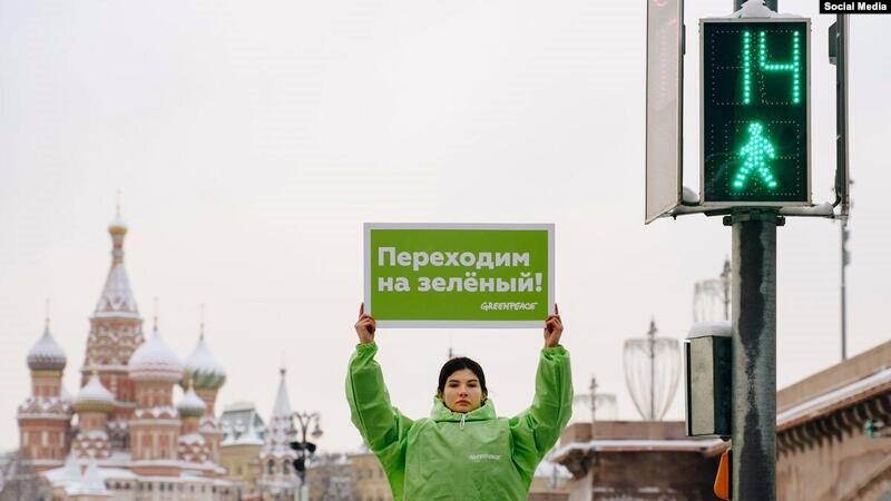 Moskova'daki yalnız bir Greenpeace protestocusu, Rusya'yı "yeşile dönmeye" çağırıyor.