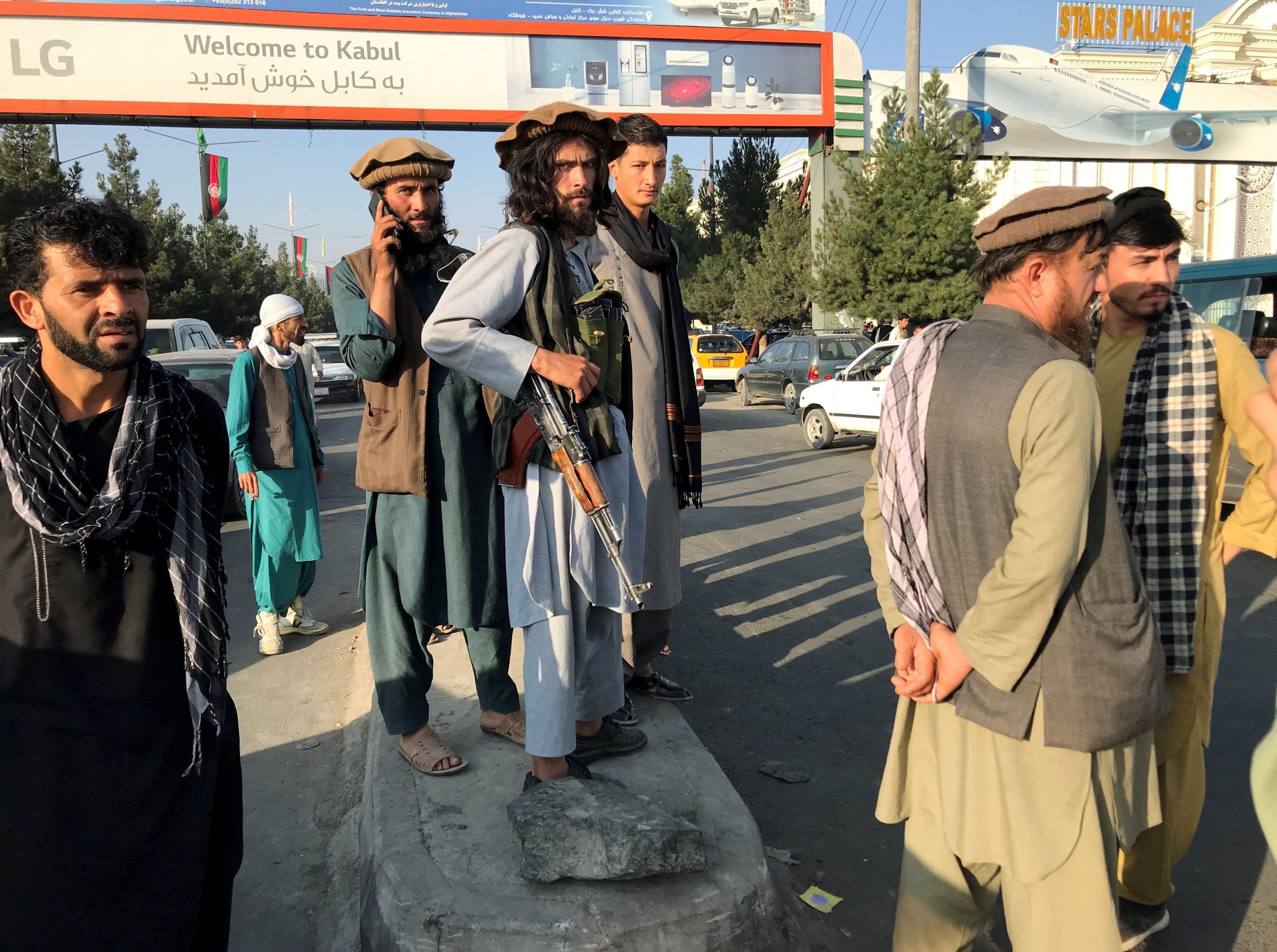 Taliban savaşçıları Afganistan, Kabil'deki Hamid Karzai Uluslararası Havalimanı'nın önünde.