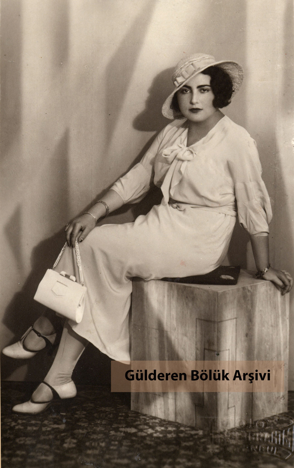 beyaz elbiseli oturan bir kadın fotoğrafı
