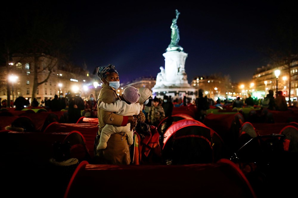 Göçmenler hükümete tepkilerini göstermek için Paris'in Cumhuriyet Meydanı'nda kamp kurdu.