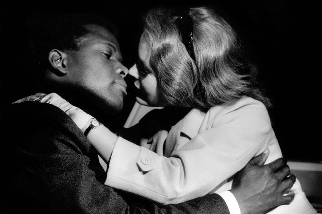 Sidney Poitier ile Katharine Houghton meşhur öpüşme sahnesinde.