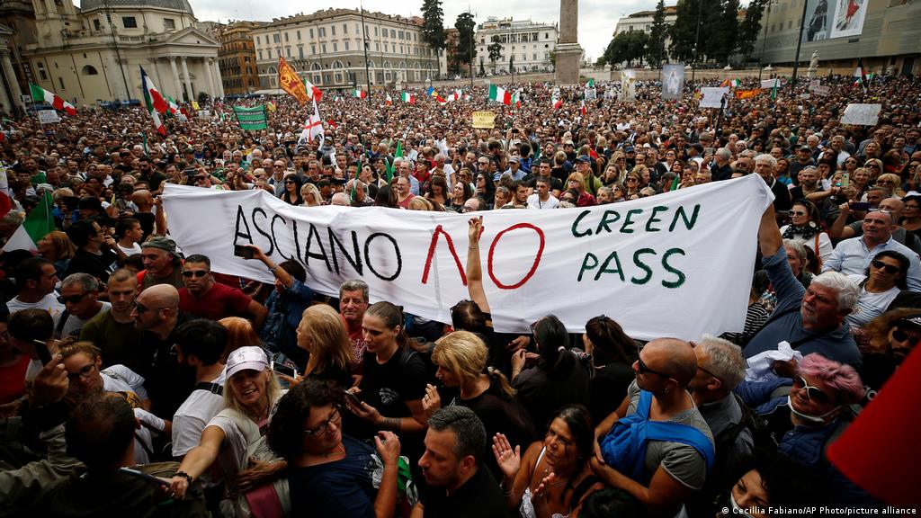 Roma'da binlerce kişi zorunlu COVID sertifikasına karşı yürüyüş yaptı.