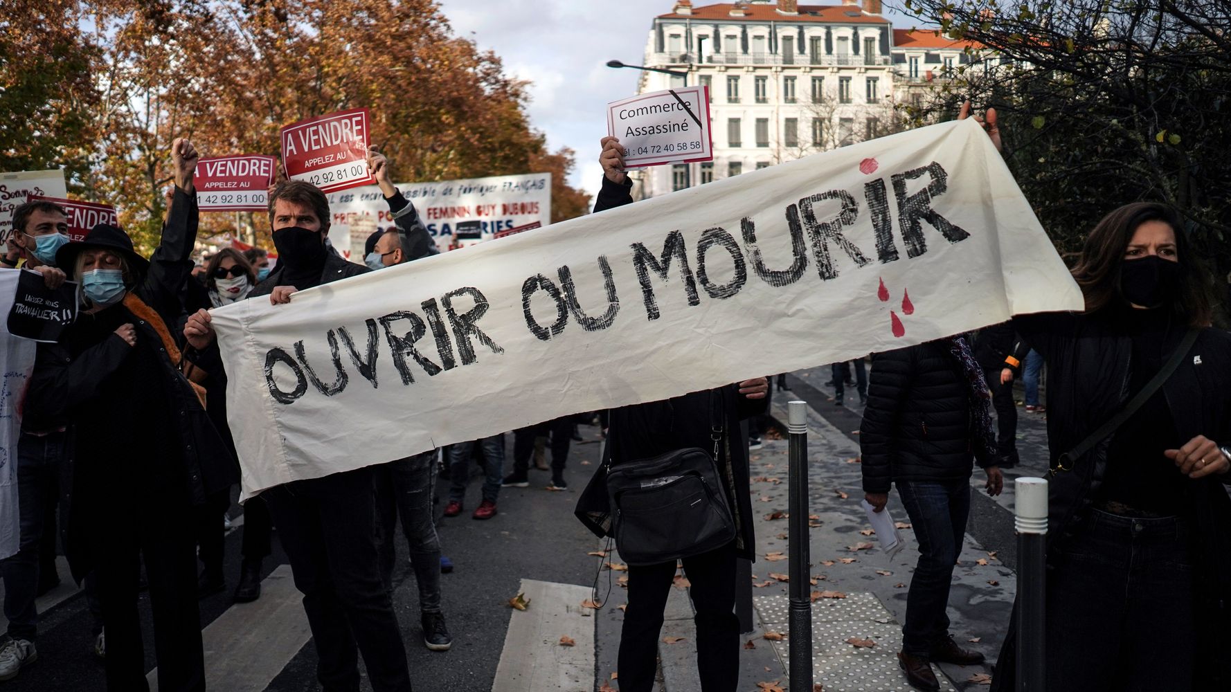 Fransa'da sokağa çıkma yasağına karşı eylem