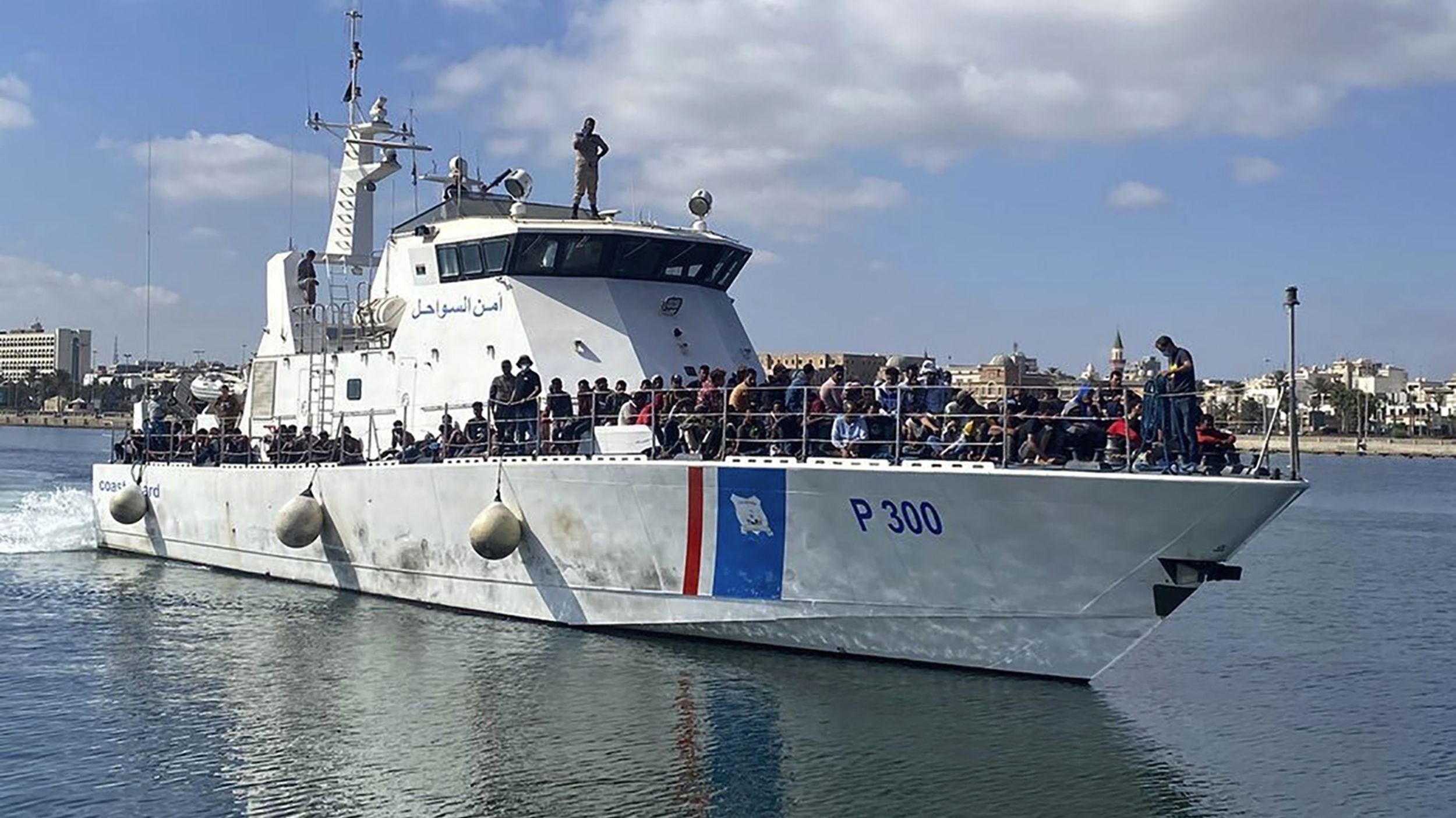 Libya'nın Trablus kentinde botlardan kurtarılan göçmenlerin kıyıya geri getiriliyor.