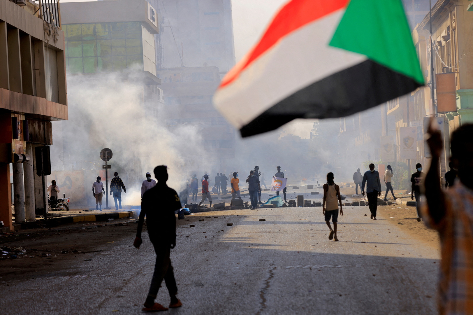 (Sudan güvenlik güçleri, darbe karşıtı protestocular cumhurbaşkanlığı sarayına giderken göz yaşartıcı gaz sıktı. / Kaynak: Reuters)