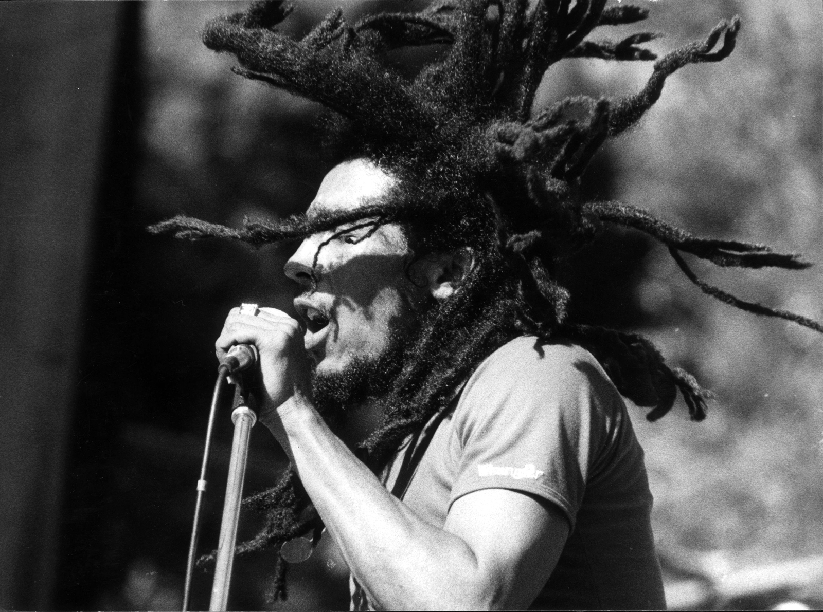 Bob Marley şarkı söylerken
