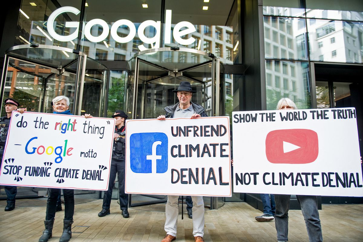 Dijital medya şirketlerini protesto pankartları