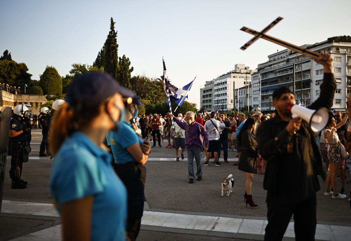Yunanistan'ın başkenti Atina'da hükümetin belirli sektörler için zorunlu aşıları duyurmasının ardından aşı karşıtı protestocular parlamento binasının dışında gösteri yaptılar.