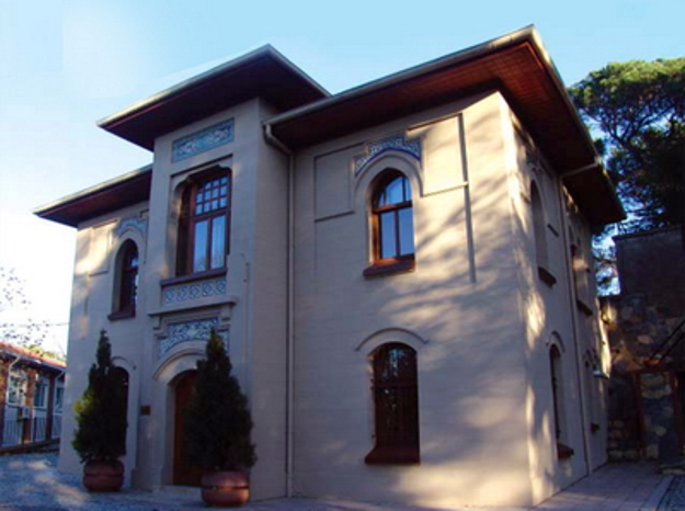 Prof. Dr. Mehmet Nuray Aydınoğlu’nun 1992 yılında Kandilli’de göreve başladığı Deprem Mühendisliği Anabilim Dalı Binası. 1934’te Sismograf Binası olarak yapılan bu tarihi bina, halen Bilim Tarihi Müzesi’dir
