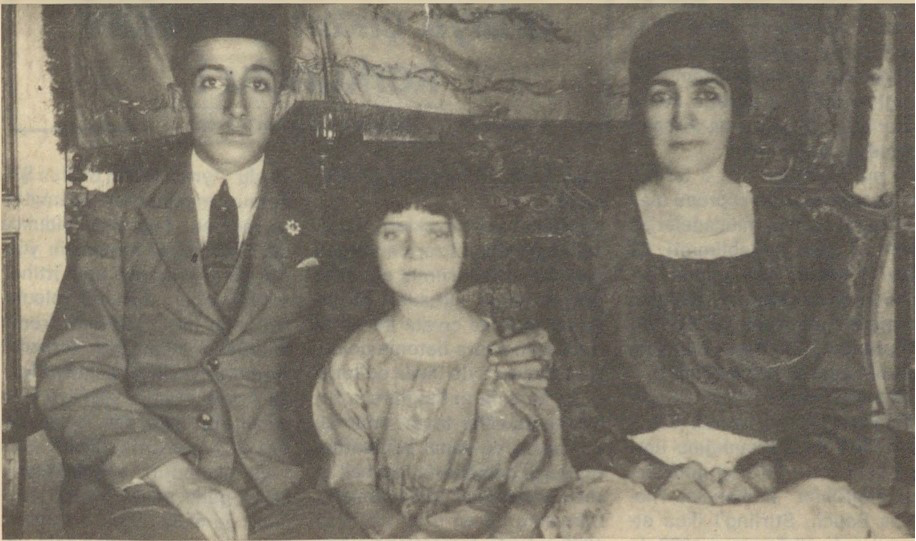 Sağdan sola, Selahattin Pınar, kız kardeşi Melahat, annesi İsmet Hanım (1920’ler).