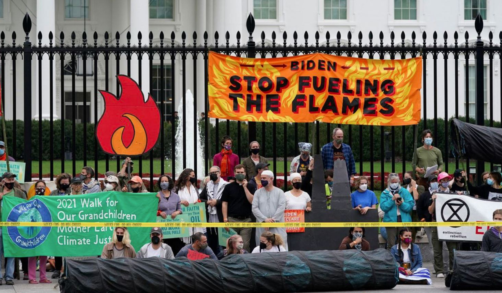 Protestocular, Beyaz Saray'ın dışındaki bir mitingde Biden yönetimini iklim değişikliğiyle mücadele etmek ve fosil yakıtları yasaklamak için daha fazlasını yapmaya çağırıyor. (AP fotoğrafı)