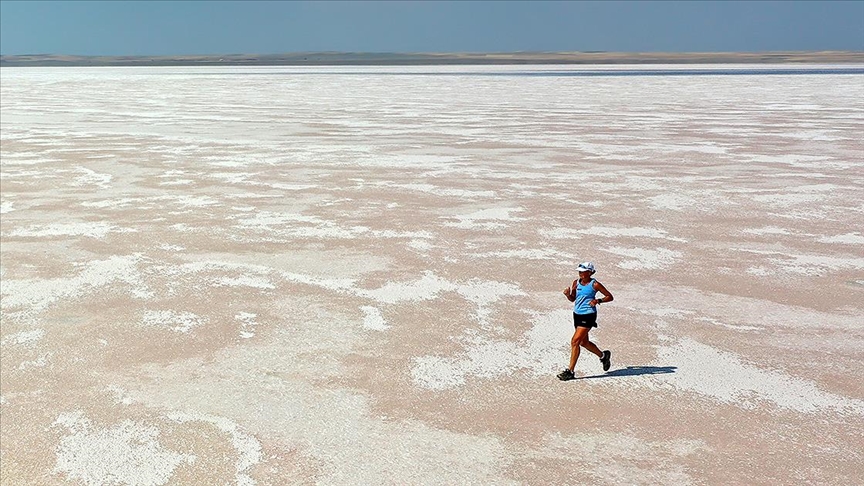 Mina Guli kurumuş Tuz Gölü'nü koşarak geçerken.