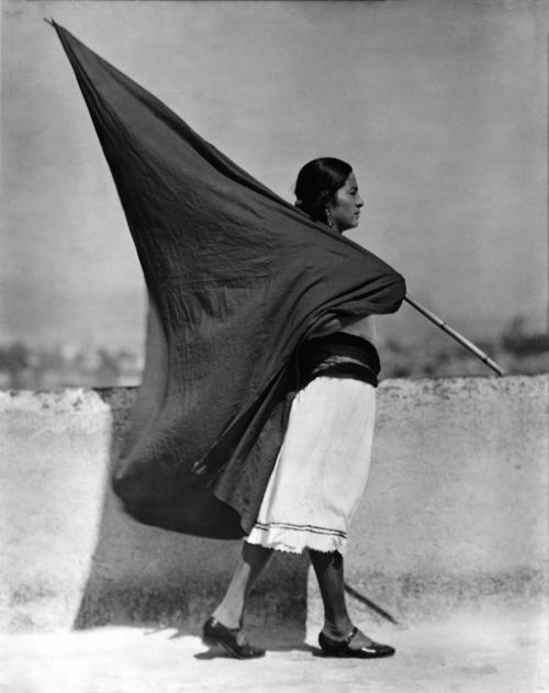 Tina'nın bir siyah-beyaz fotoğrafı, elinde bayrak tutan kadın