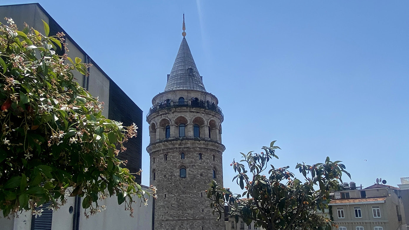 SAHA ofisinin penceresinden Galata Kulesi