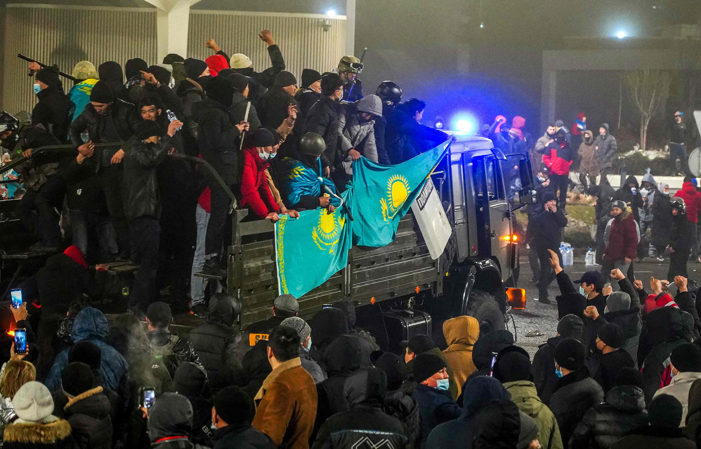 Kazakistan'daki protestolardan bir kare