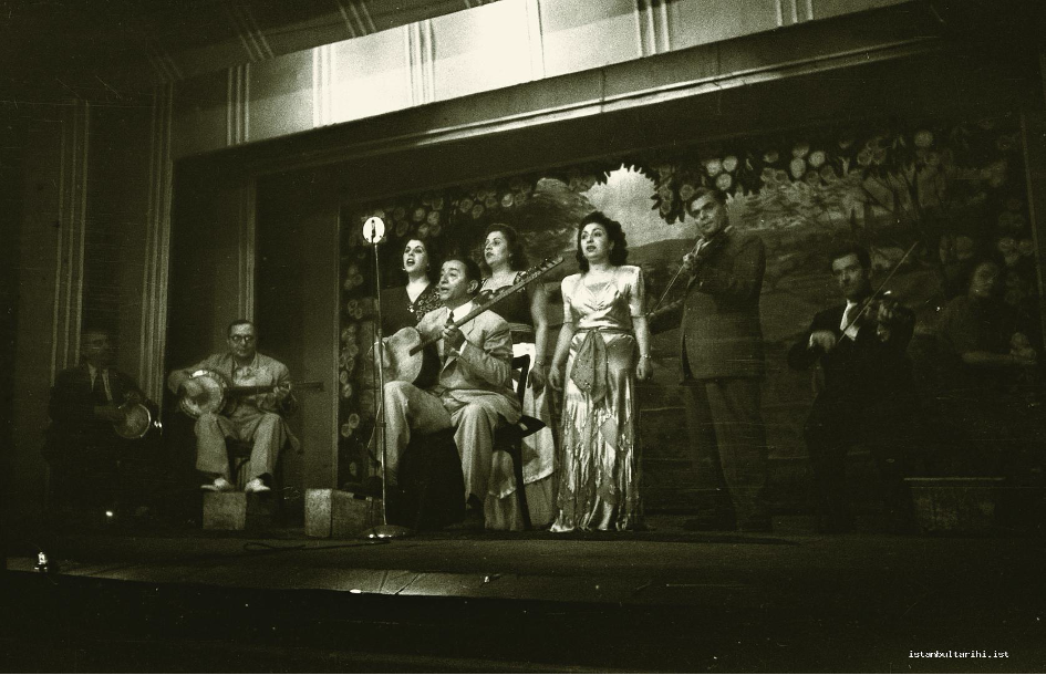 Ağaç gövdeli tanburu ve önünde mikrofonla kendisi de solist Selahattin Pınar (1940’lar).