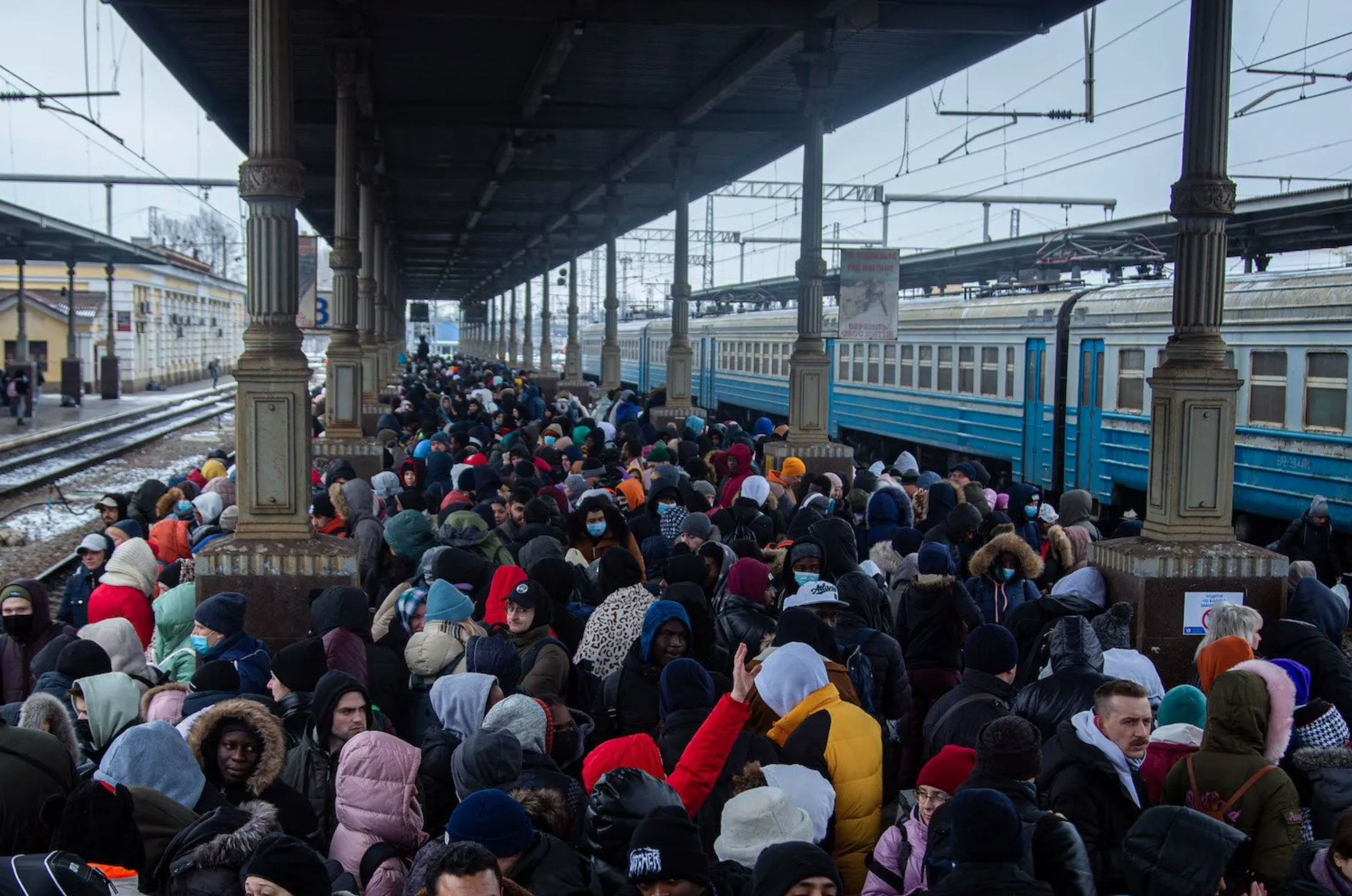 Ukrayna'da tren garı, kaçmaya çalışan insanlar