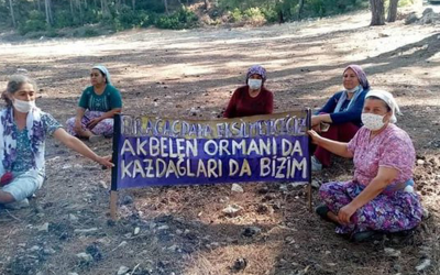 Akbelen Ormanı'nda eylem yapan kadınlar