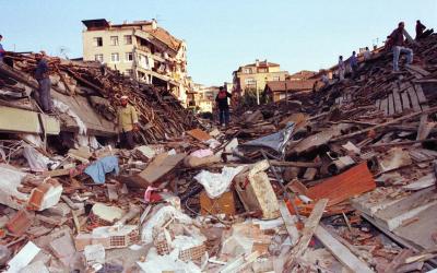 1999 Depremi ardından, İstanbul'da yıkılan bir alan.