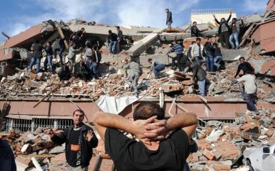 Depremde enkaz çalışmalarına yardımcı olan vatandaşlar.