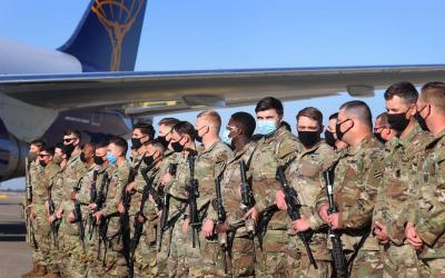 Almanya'nın Grafenwöhr kentindeki 7. Ordu Eğitim Komutanlığı'na sevk edilen 200 ABD askeri 1 Mart 2022'de Nürnberg'e çıkarma yapıyor.