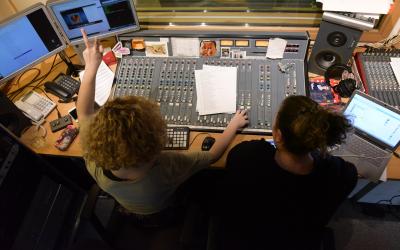 Açık radyo stüdyosu, kontrol odası