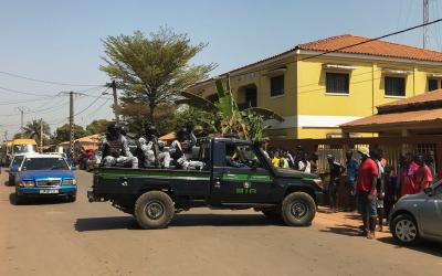 Gine-Bissau askerleri, Gine-Bissau'nun başkenti Bissau'nun sokaklarında 7 Şubat 2022