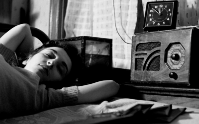 Uzanmış radyo dinleyen bir kadın