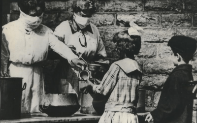 İspanyol Gribi,1918-1919, Cincinnati sokak mutfağı. Gönüllüler maskeler ile çocuklara yemek servis ediyor. / Courtesy of Spokesman-Review Archives