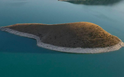 Atatürk Baraj Gölü'nde suni bir ada.