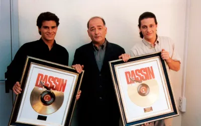 Claude Lemesle, Joe Dassin'in oğulları Julien ve Jonathan ile 