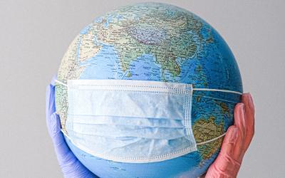 Dünya küresine takılmış tıbbı maske