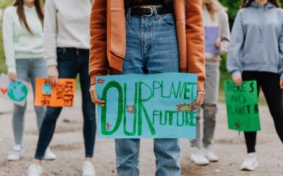 Üzerinde “Bizim gezegenimiz, bizim geleceğimiz.” yazan pankart.