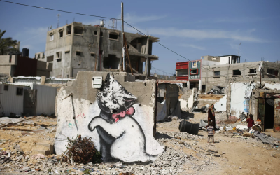 Gazze Şeridi'nin kuzeyindeki Beyt Hanun'da 2014 yazında 50 gün süren savaş sırasında İsrail bombardımanıyla yıkıldığı söylenen bir evin kalıntıları üzerinde bir duvar resmi.