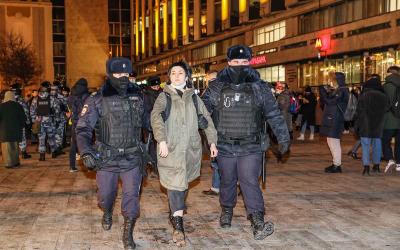 Rusya'da eylem sırasında tutuklanan bir genç kadın