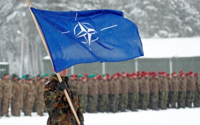 NATO bayrağı tutan asker