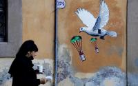 aşı fırlatan beyaz güvercin, sokak sanatı