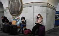ukrayna'da metro durağına sığınmış insnalar