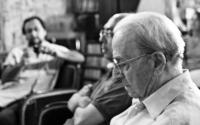 İlhan Usmanbaş. 2010'da Ayvalık'ta bir workshop çalışmasını izlerken. Emre Senan (solda) ve Aykut Köksal ile...