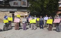 Köyde taş ocağı karşıtı eylem yapan yerel aktivistler