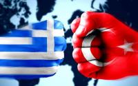Türk bayraklı ve Yunan bayraklı yumruklar karşı karşıya 